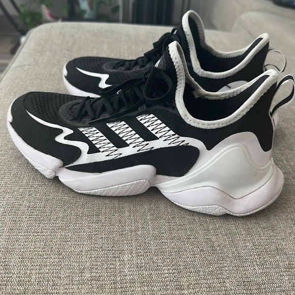 Women’s adidas size 9 shoe. Barely used - Picture 1 of 4